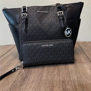 Michael Kors Charlotte zip tote & jet set continental wallet set